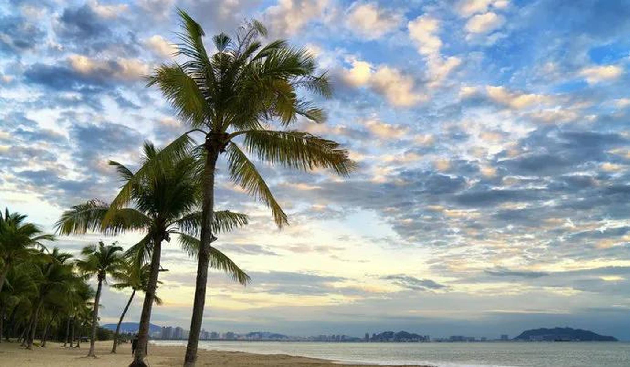 海南岛阳光海岸,海风轻拂下的惬意时光